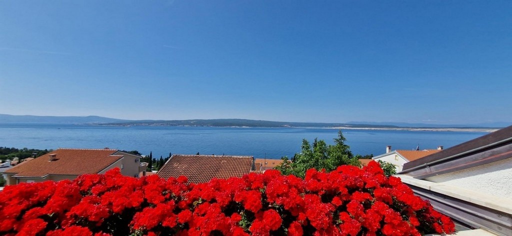 A 280 méterre lévő tengerre nézett