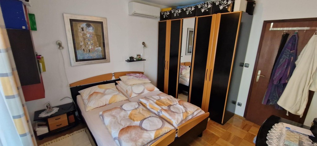 Hálószoba nagy ruhásszekrénnyel
