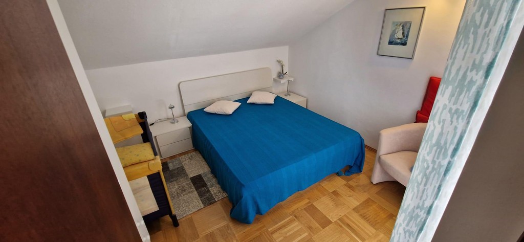 Hálószoba kék ágytakaróval