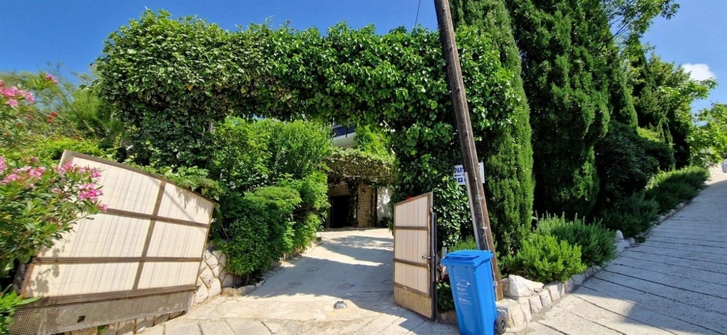 Gyönyörűen beültetett udvari bejárat