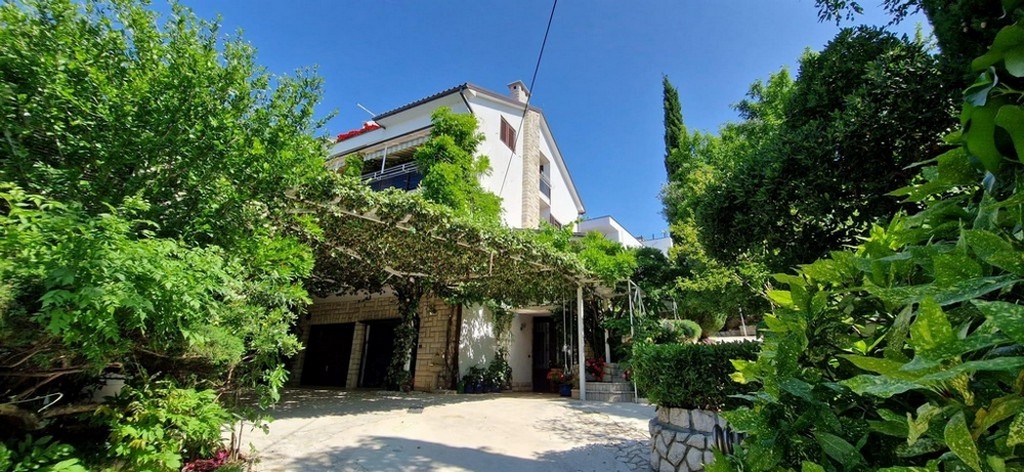 Nagy ház nagy kerttel