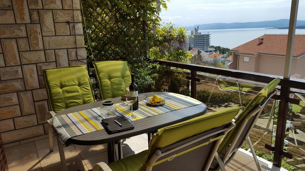 Kilátás a tengerre az erkélyről