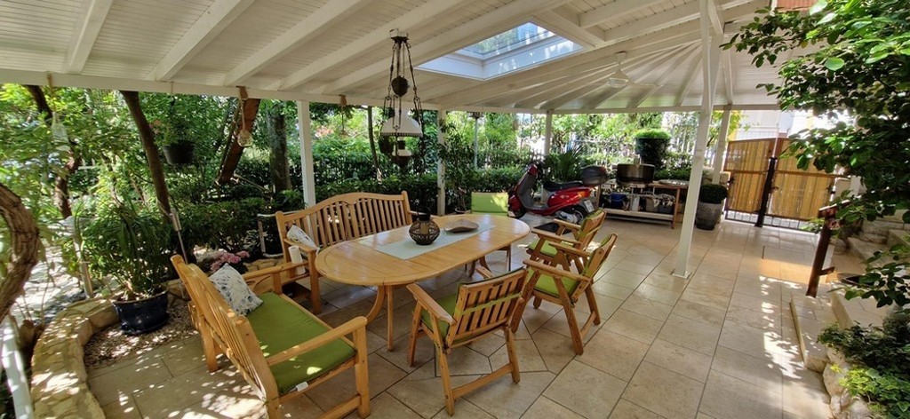 Fedett terasz sok hellyel