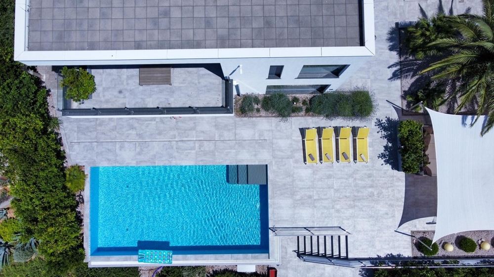 Villa röplabdapályával és medencével