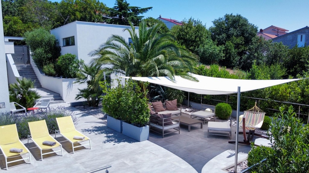 Gyönyörűen parkosított kert a domboldalon