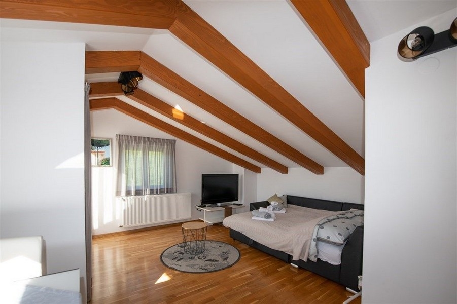 Gyönyörű kitett gerendák a tetőtérben