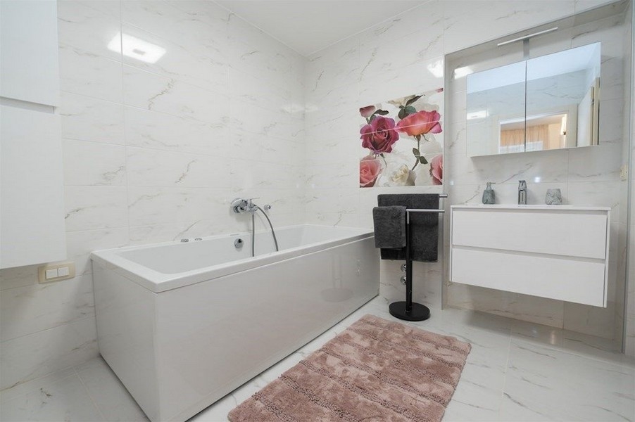 Világos és nagy fürdőszoba ablakkal