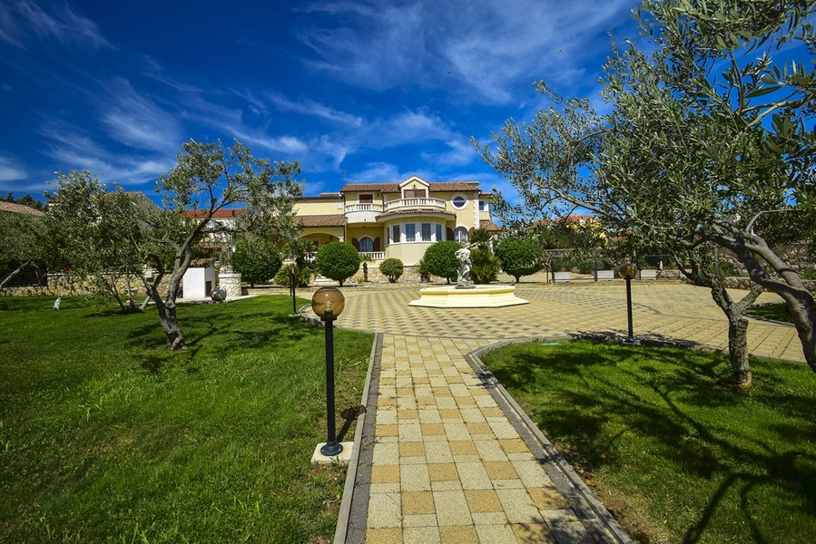 Villa tágas kerttel eladó Vodicében - Panorama Scouting H2618, Horvátország.