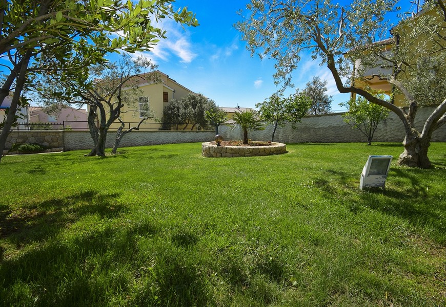 A H2618 ingatlan zöld kertje Vodicében, Horvátországban.