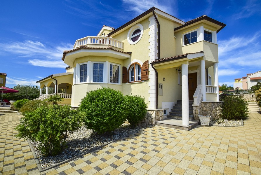 Oldalnézetből a H2618 luxusvilla Horvátországban - Panorama Scouting.