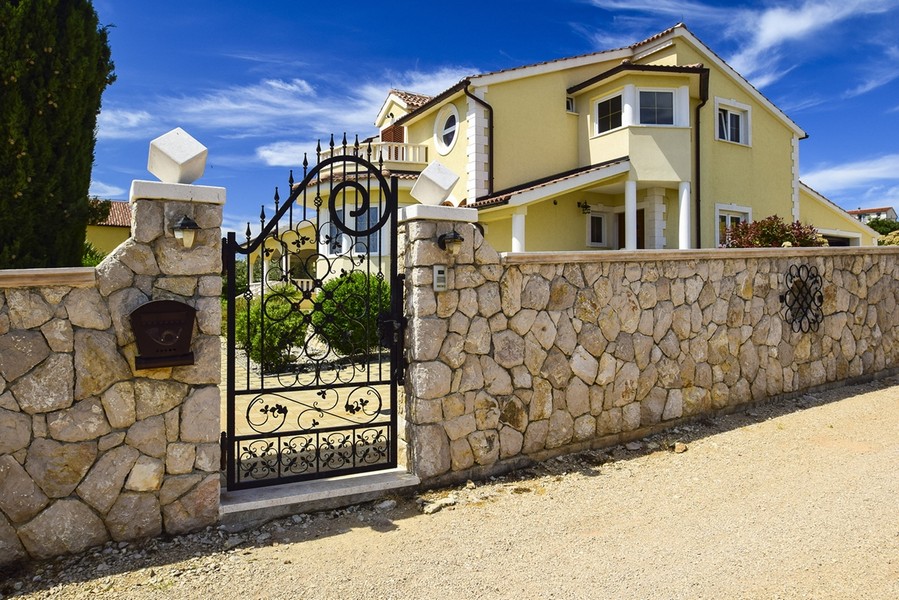 A bejárati kapu öntöttvas.