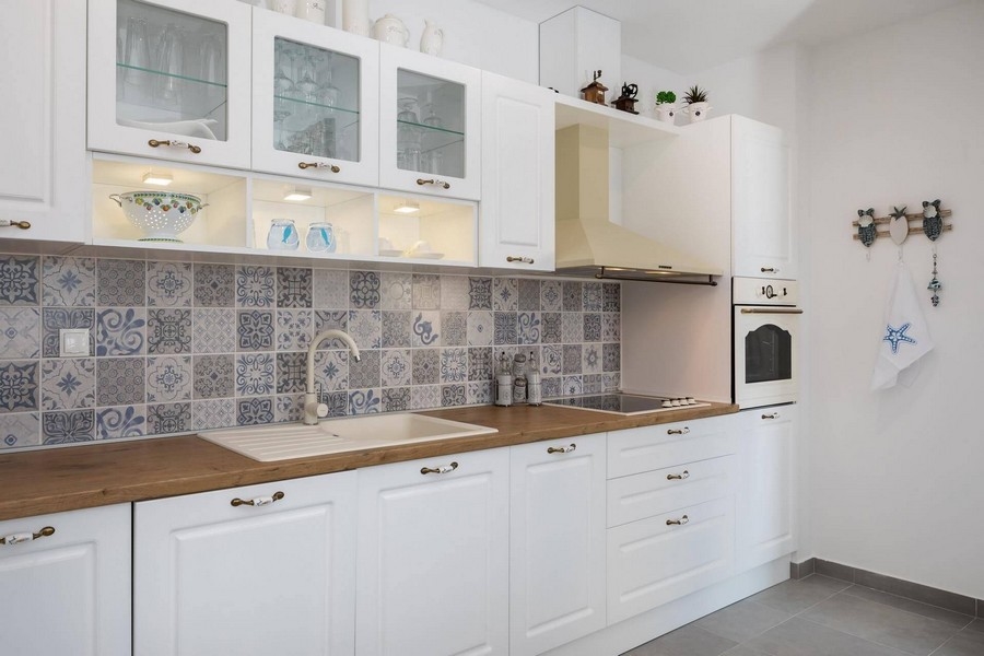 Világos konyha teljesen felszerelt