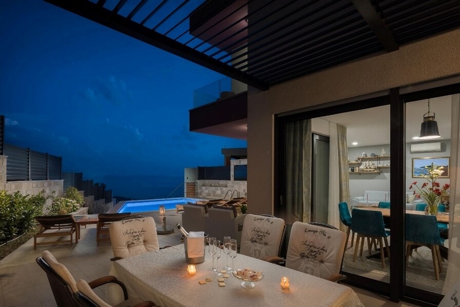 Gyönyörűen kialakított terasz, kilátással a tengerre