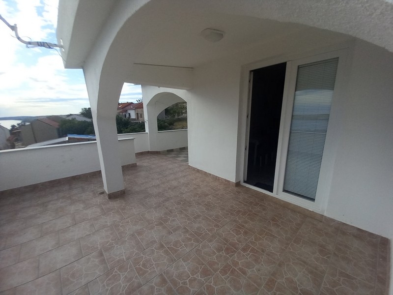 Nagy terasz Kustice városában, mindössze 800 méterre a tengertől - H2629