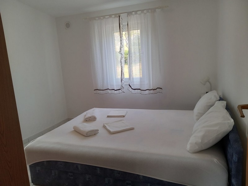 Hálószoba ablakkal