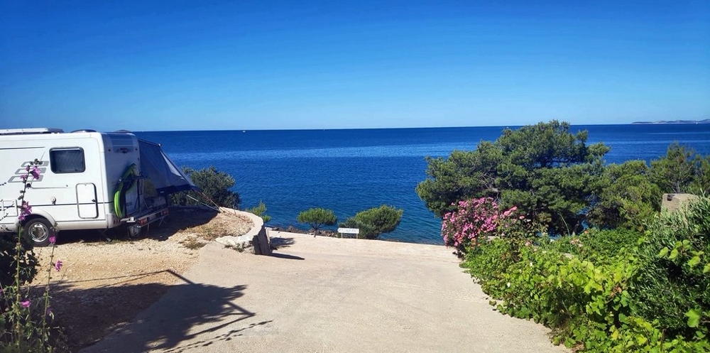 Tengerre néző kilátás a H2634-es ház telkéről, amely Horvátországban eladó a tenger felé eső első sorban.