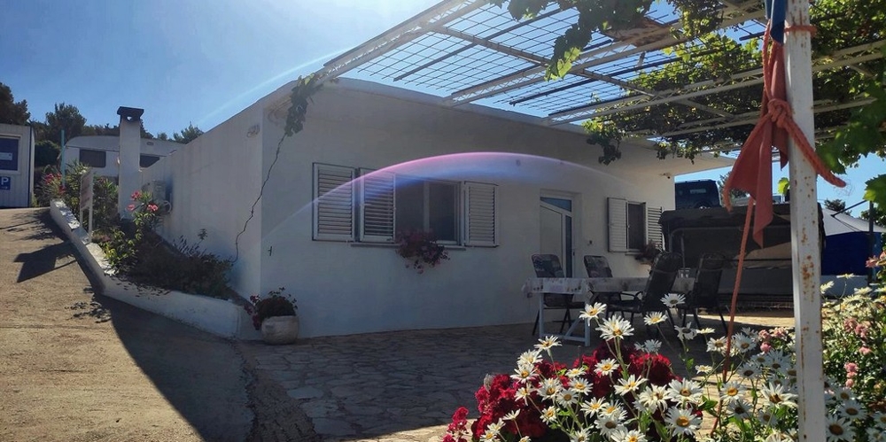 Az egyszintes ház Primostenben eladó.