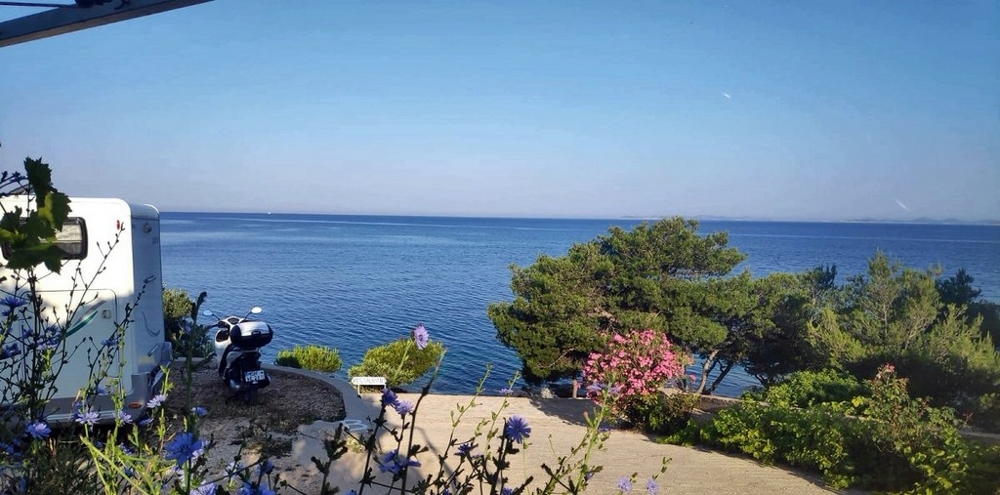 Kilátás a tengerre a H2634 házból Primostenben, Horvátországban.
