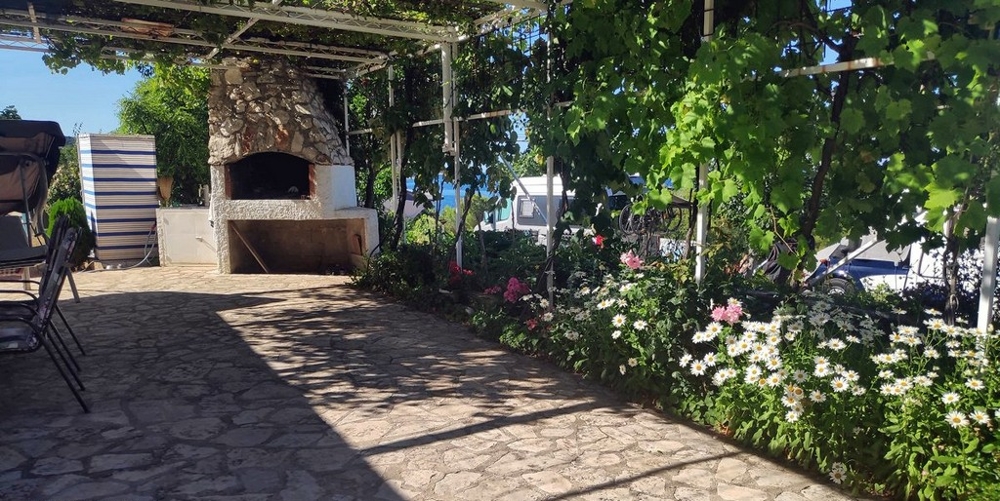 A mediterrán terasz benyomásai grillsütővel.