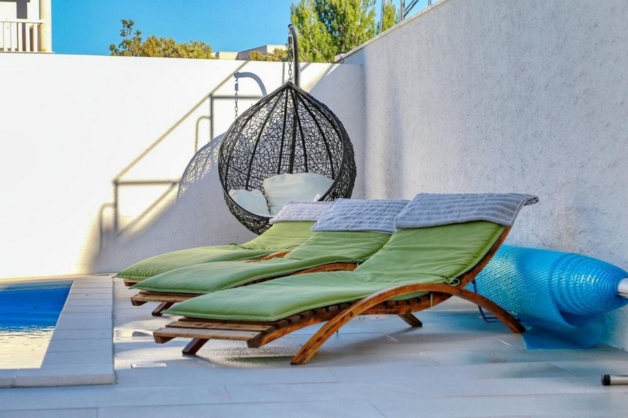 A Zadar melletti Zatonban eladó H2637 ház napozórésze és medence.