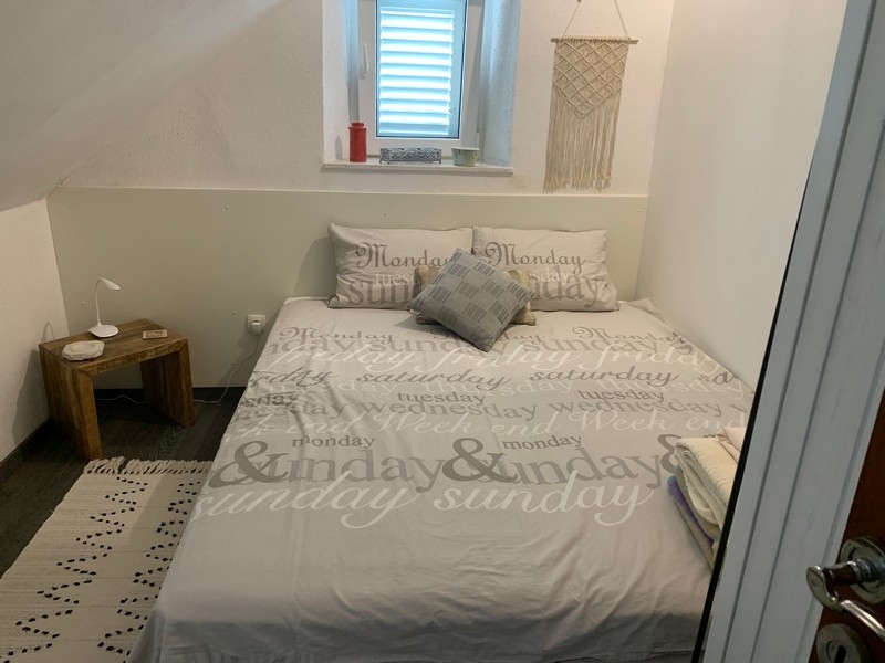 Hálószoba ablakkal és bútorokkal