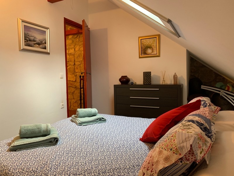 Tágas hálószoba tetőablakkal