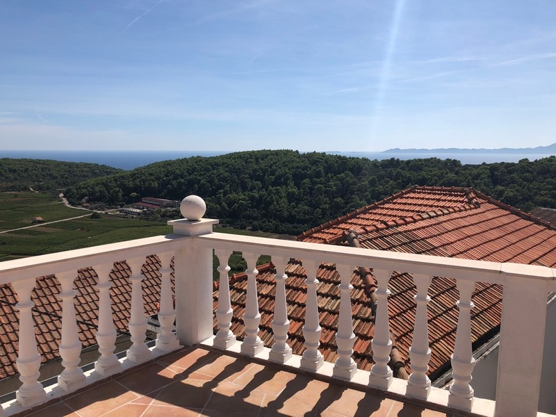 Gyönyörű teraszok, kilátással a tengerre és a hegyekre