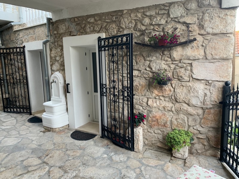 Vásároljon egy gyönyörű házat a részletekre nagy odafigyeléssel Dél-Dalmáciában - H2643