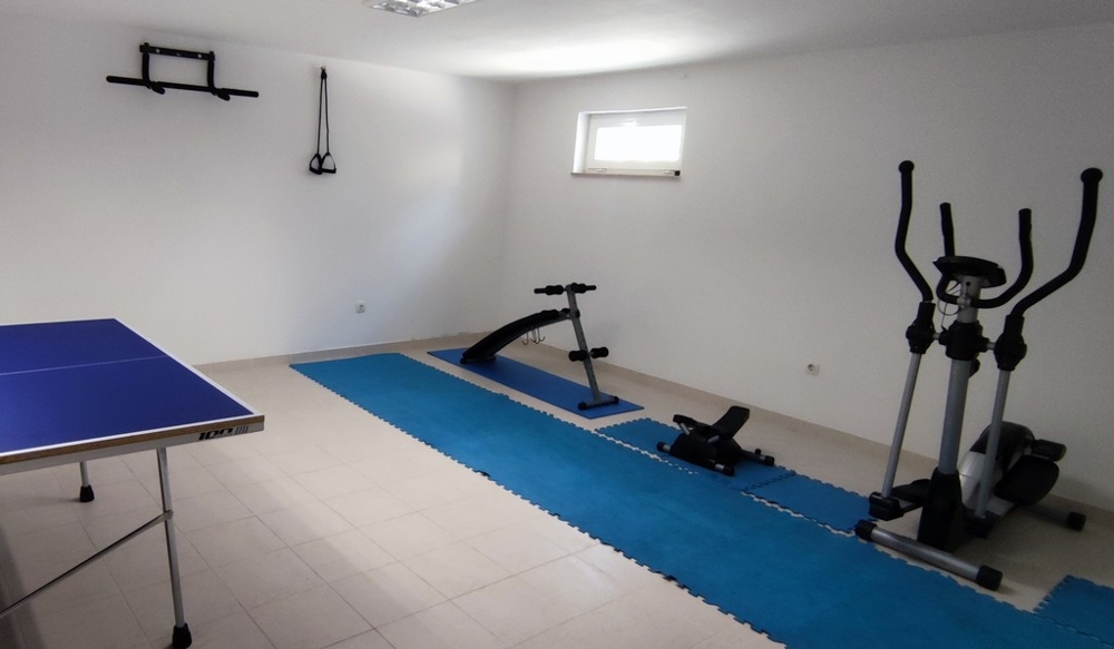 Fitneszterem pingpongasztallal