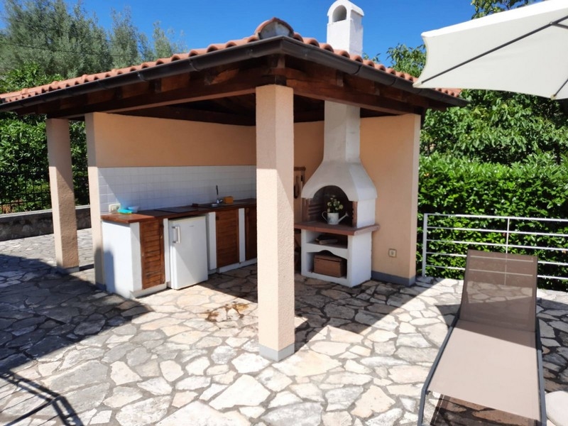 Nyári konyha az udvaron kő grillezővel - Villa Isztrián