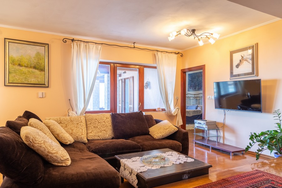 Szépen berendezett nappali okos TV-vel a falon.