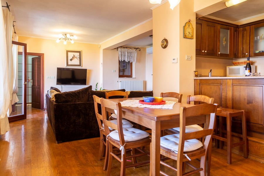 Az étkező és a konyha vidéki stílusú cseresznyefával.