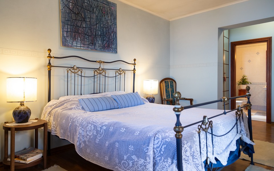 A hálószoba kényelmes franciaággyal.