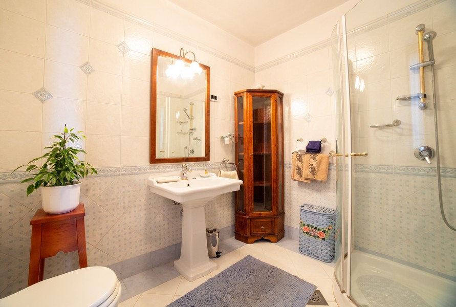 Fürdőszoba zuhanyzóval a Villa H2645-ben.