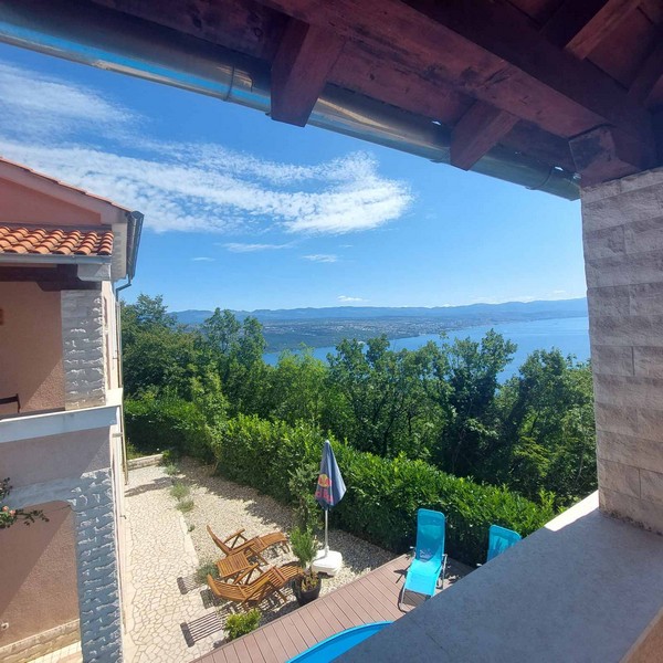 Barbecue grill terasszal a medence mellett.