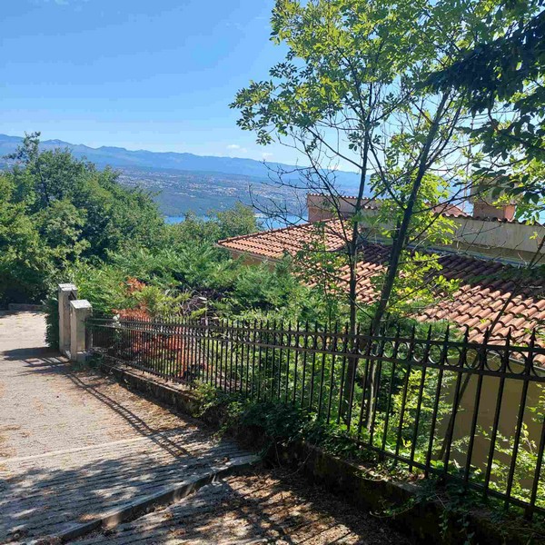 Légkondicionált és szépen berendezett nappali, teraszkapcsolattal.