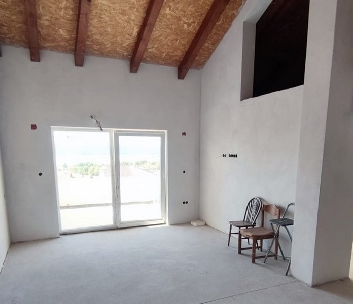 Kilátás a H2647 ingatlan befejezetlen tetőteréről.