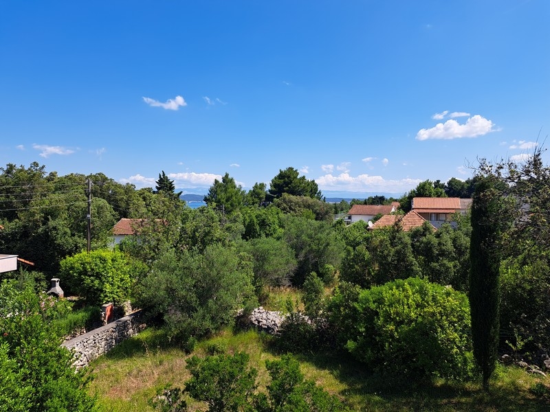 Tengerre néző kilátás a ház felső erkélyéről, amelyet jelenleg Horvátországban árulnak a Pasmanon.