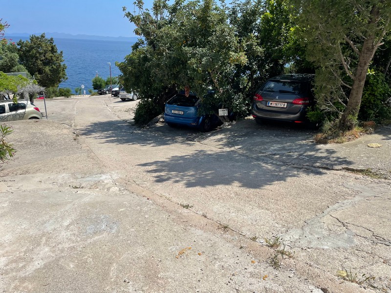 Parkoló a város bejáratánál. H2653 ingatlan Horvátországban.