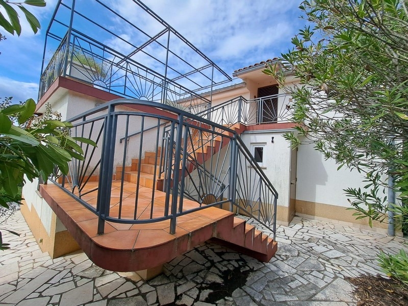 Vásároljon házat külső lépcsőkkel a felső szintre Horvátországban - Panorama Scouting.