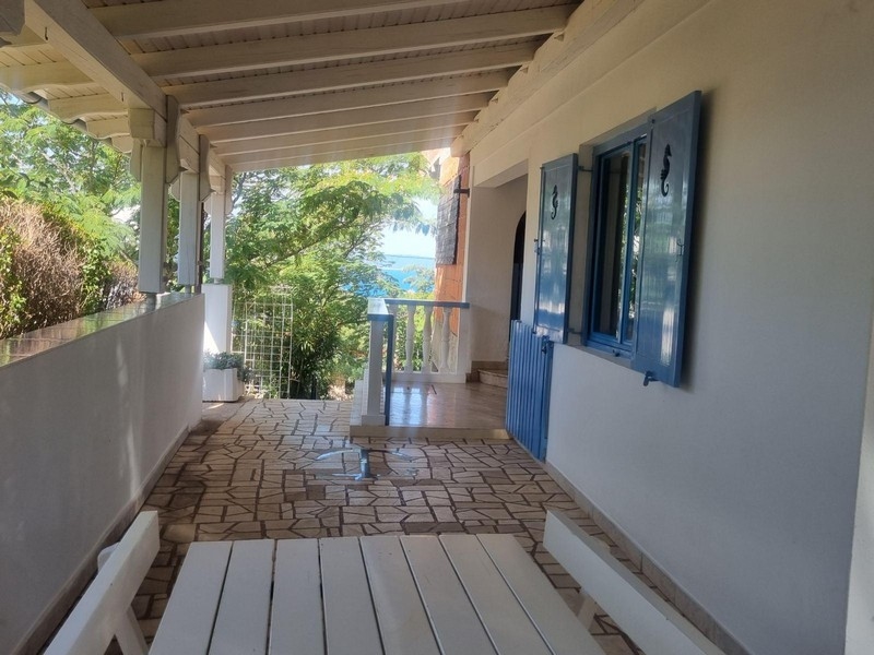 Horvátországban eladó H2664-es ingatlan mediterrán elemekkel díszített terasza.