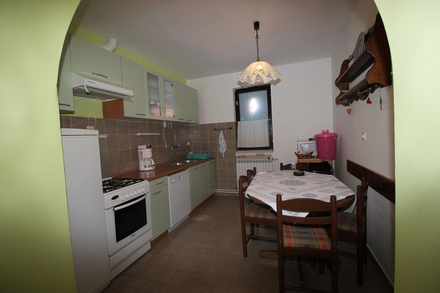 A horvátországi H2664 ház konyhája és étkezője.