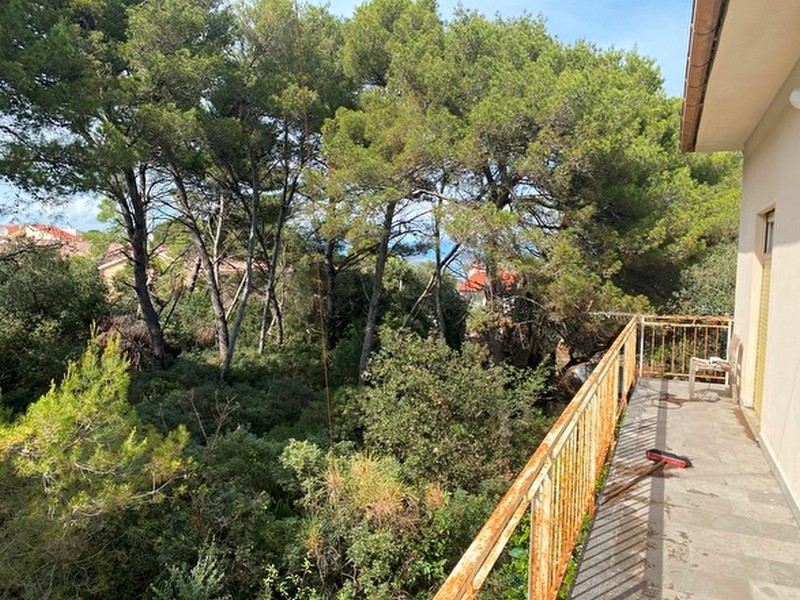 Terasz, kilátással a zöldre a tengerre - Panorama Scouting H2668, Horvátország.