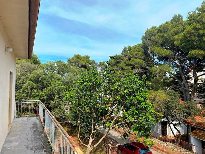 Erdőre néző erkély.