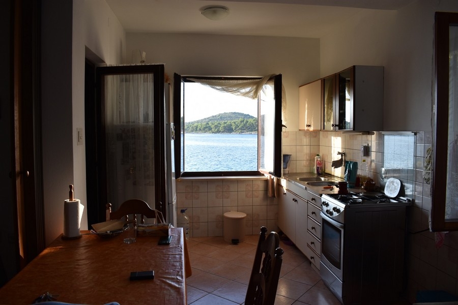 Tengerre néző kilátás a horvátországi H2675 ingatlan konyhájából.