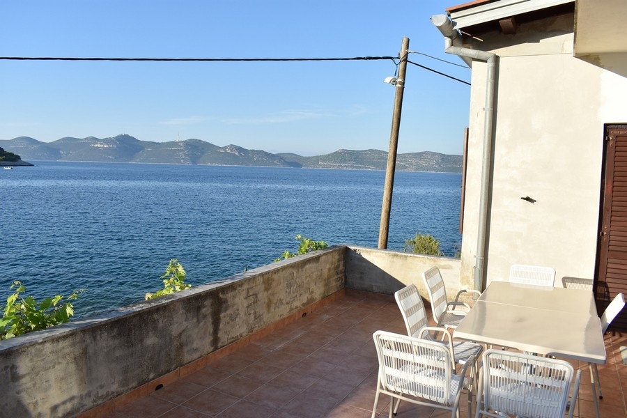 Terasz a tenger mellett.