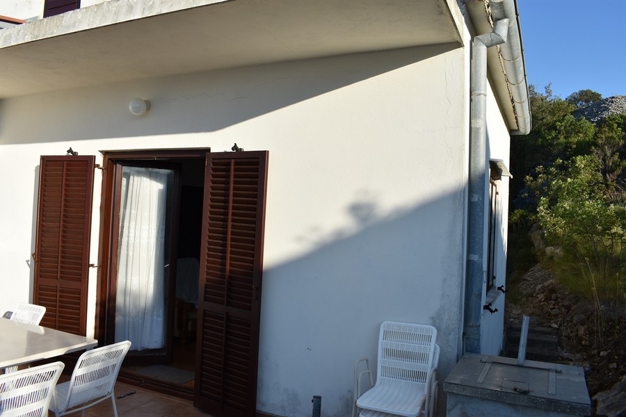 A ház terasza és homlokzata a horvátországi Iz szigeten.
