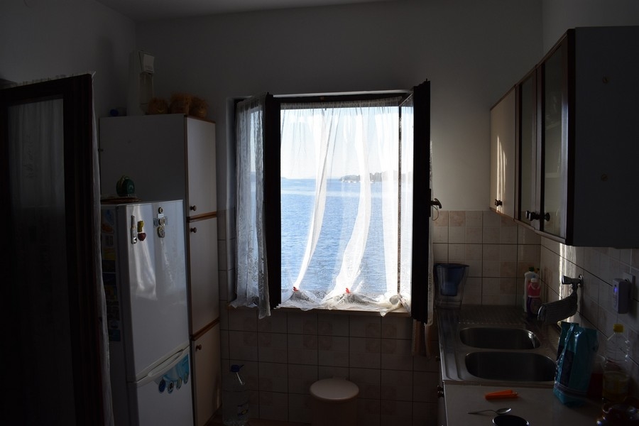 Kilátás a tengerre a konyhából.