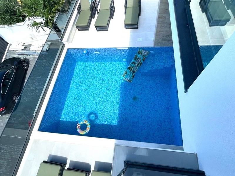 Úszómedence Horvátországban - Panorama Scouting H2678, Split régió.