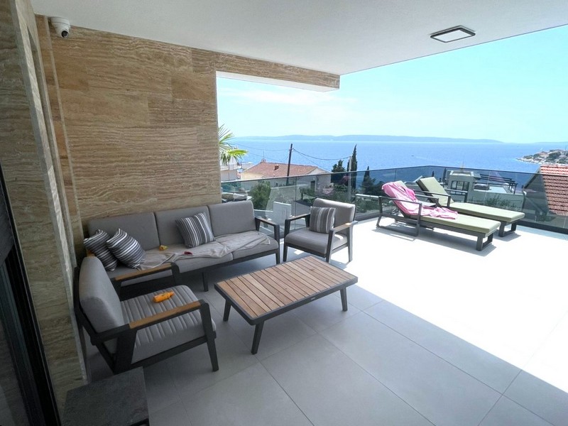 Terasz kényelmes kerti bútorokkal Horvátországban - Panoráma cserkészet.